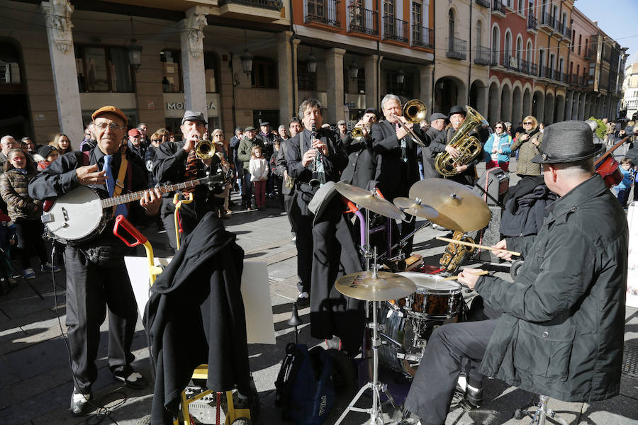 Pasacalle de la Pixie Dixie Band por las calle del centro de la ciudad