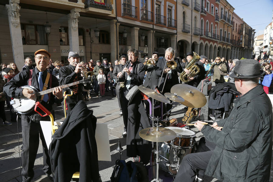 Pasacalle de la Pixie Dixie Band por las calle del centro de la ciudad