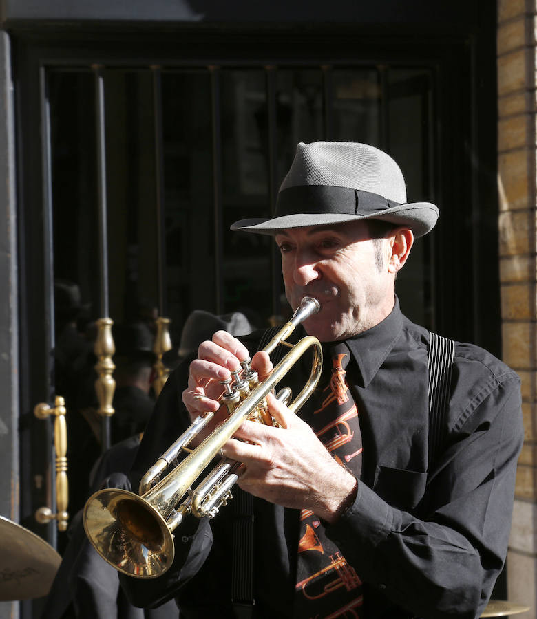 Pasacalle de la Pixie Dixie Band por las calle del centro de la ciudad