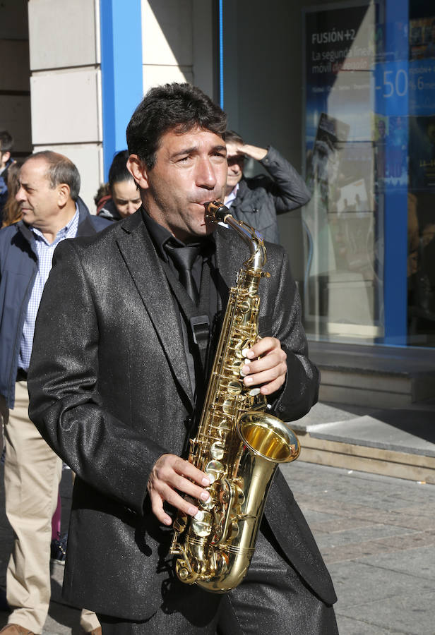 Pasacalle de la Pixie Dixie Band por las calle del centro de la ciudad