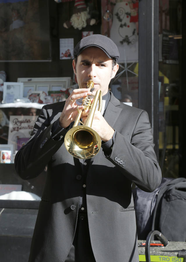 Pasacalle de la Pixie Dixie Band por las calle del centro de la ciudad