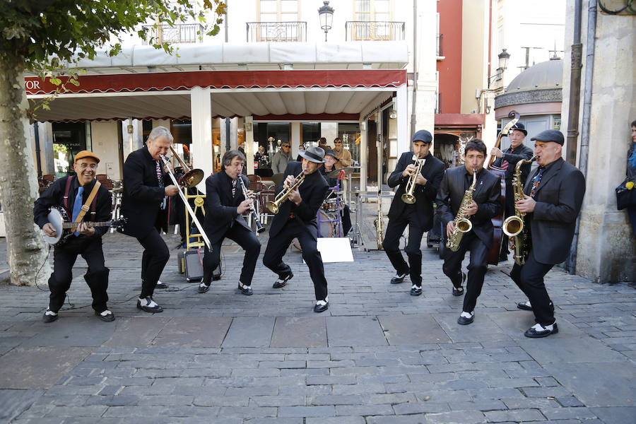 Pasacalle de la Pixie Dixie Band por las calle del centro de la ciudad