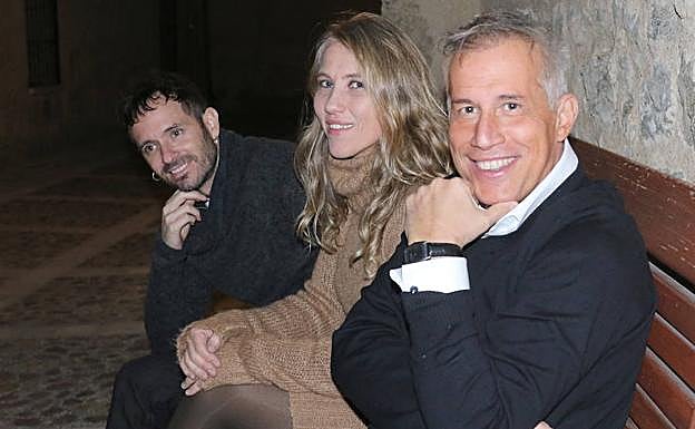 Ignacio Elguero, en primer término, posa a las puertas del centro e-LEA de Urueña en compañía de Arancha Bermejo y Suria Pombo. 