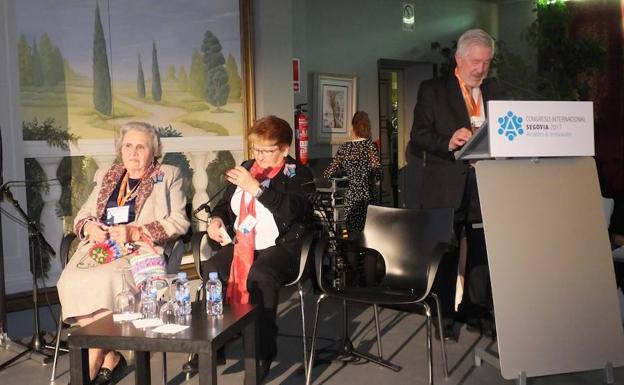 Vicente Robisco, alcalde de Navares de las Cuevas, presenta su proyecto con dos autoras de ganchillo.