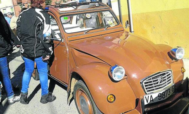 Concentración de coches clásicos en una edición anterior en Cevico de la Torre.