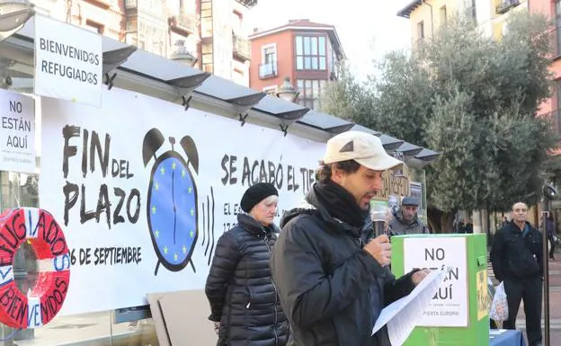 Un miembro del colectivo leyendo el manifiesto de la campaña "hartos de esperar". 