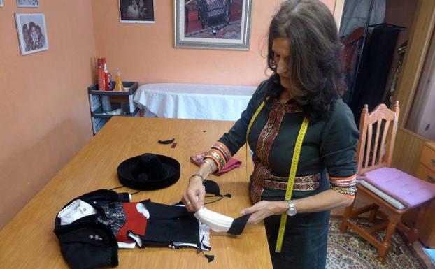 La modista Conchi Bayón prepara el traje. 