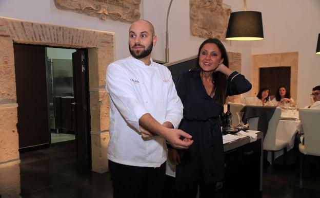 El chef estrella Michelin Rubén Arnanz y la directora de la Fundación Caja Rural de Segovia, Beatriz Serrano. 