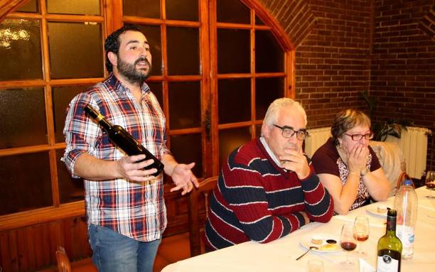 El enólogo Rubén Montero, de 'Señorío de Valdesneros', dirige una cata de vinos.