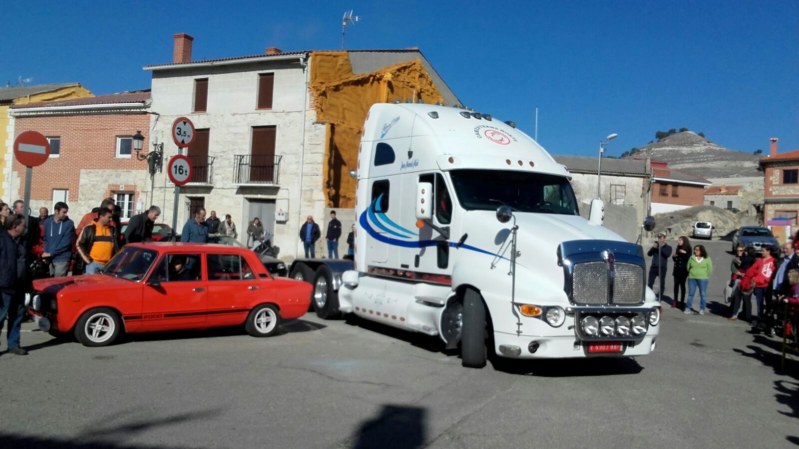 202 vehículos (entre los que se encontraban algunos llamativos tractores y camiones) procedentes de diversos puntos de España, participaron en este exitoso atractivo en las fiestas de San Martín