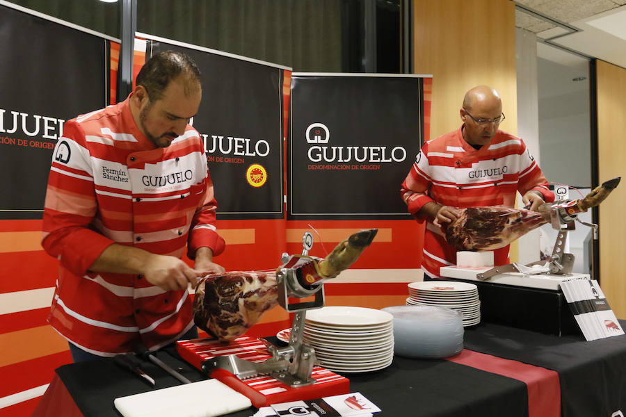 La consejera de Cultura de la Junta, Josefa García Cirac, inaugura el encuentro en el Palacio de Congresos, que cuenta con la presencia de 13 estrellas Michelin 