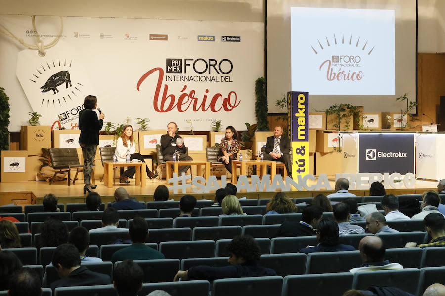 La consejera de Cultura de la Junta, Josefa García Cirac, inaugura el encuentro en el Palacio de Congresos, que cuenta con la presencia de 13 estrellas Michelin 