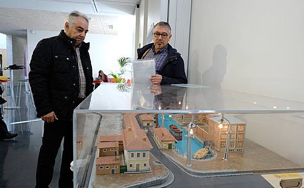 Goyo Gutiérrez y Miguel Ángel Guerra, de la asociación de amigos del canal La Barcaza. 