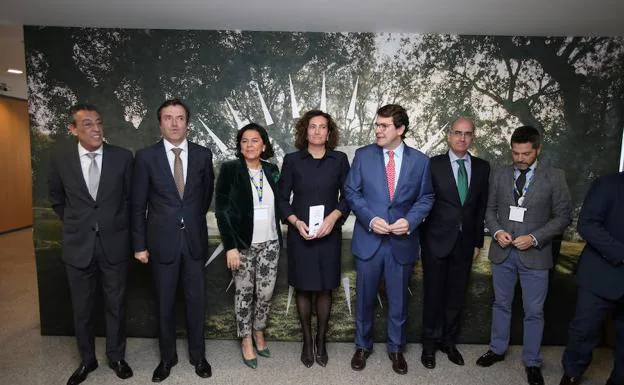 La consejera de Cultura, en el centro, junto al alcalde de Salamanca y otras autoridades y responsbales del I Foro Internacional del Ibérico.