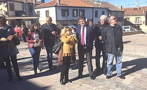 El presidente de la Diputación escucha las explicaciones de la alcaldesa.