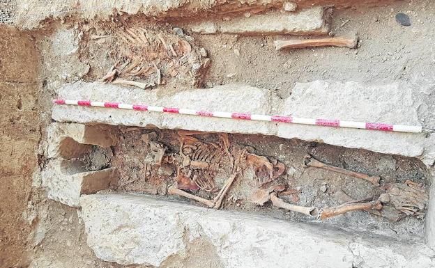 Tumba localizada por los arqueólogos con restos de dos cuerpos.