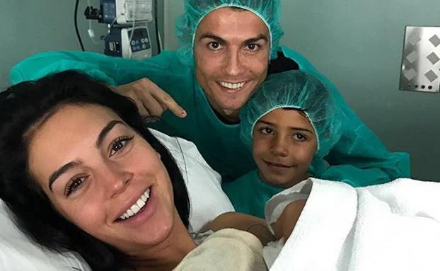 Georgina Rodriguez con su primera hija con Cristiano Ronaldo y Cristiano Jr. 