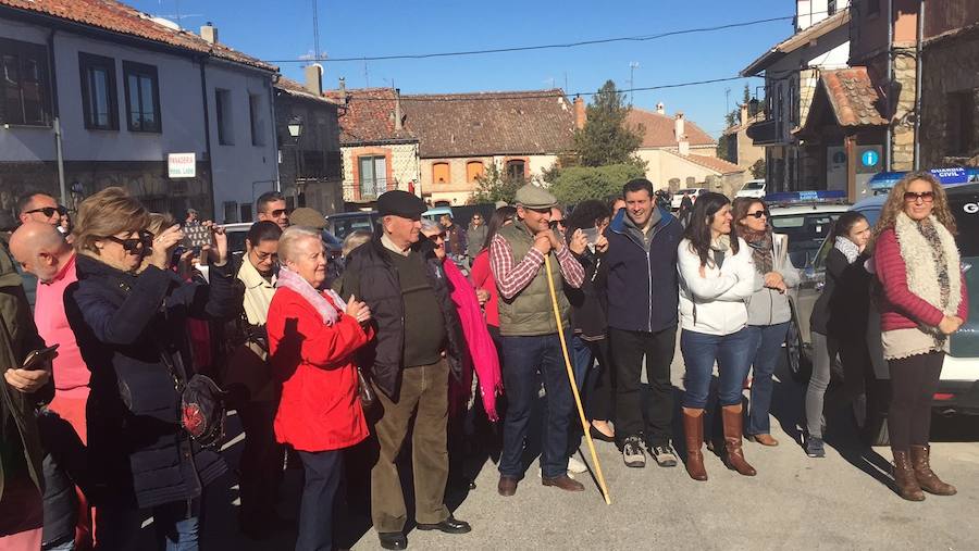 Imagen principal - Arriba, un grupo de vecinos de Navafría en la inauguración de la plaza. Caballos en la feria celebrada en el municipio, y niños en la batukada.