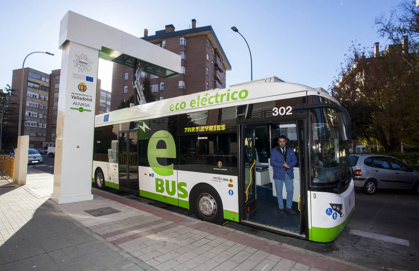 El alcalde ha presentado la infraestructura de recarga ultrarrápida de las baterías de los cinco autobuses híbridos, mediante pantógrafos invertidos ubicados en los extremos de la línea 7