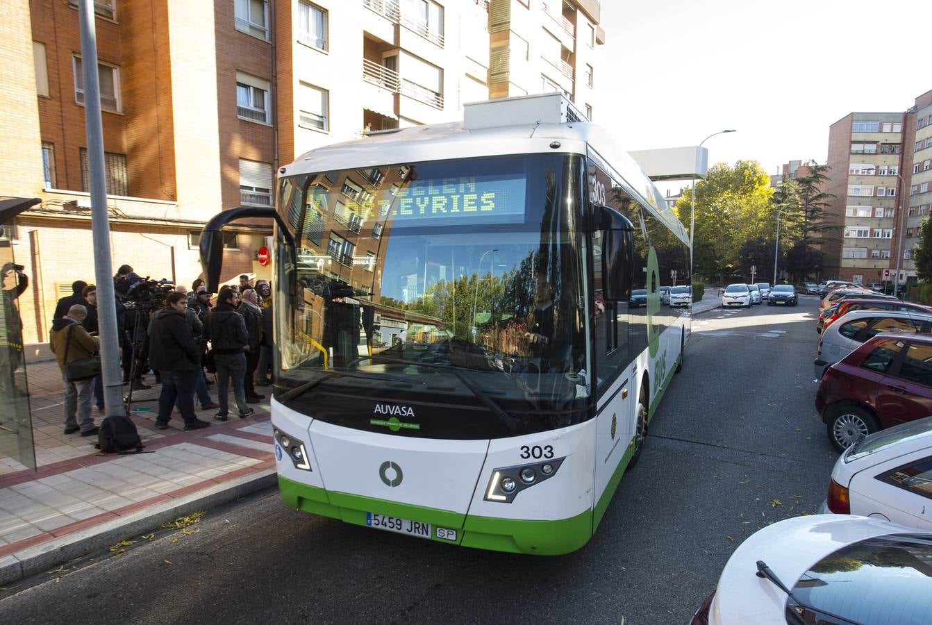 El alcalde ha presentado la infraestructura de recarga ultrarrápida de las baterías de los cinco autobuses híbridos, mediante pantógrafos invertidos ubicados en los extremos de la línea 7
