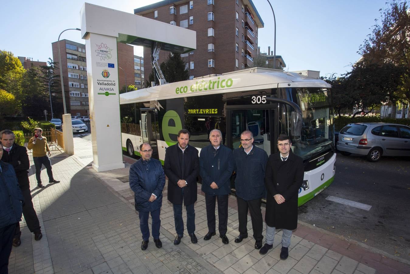 El alcalde ha presentado la infraestructura de recarga ultrarrápida de las baterías de los cinco autobuses híbridos, mediante pantógrafos invertidos ubicados en los extremos de la línea 7