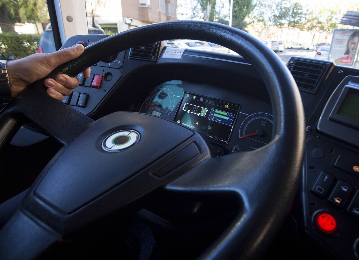 El alcalde ha presentado la infraestructura de recarga ultrarrápida de las baterías de los cinco autobuses híbridos, mediante pantógrafos invertidos ubicados en los extremos de la línea 7