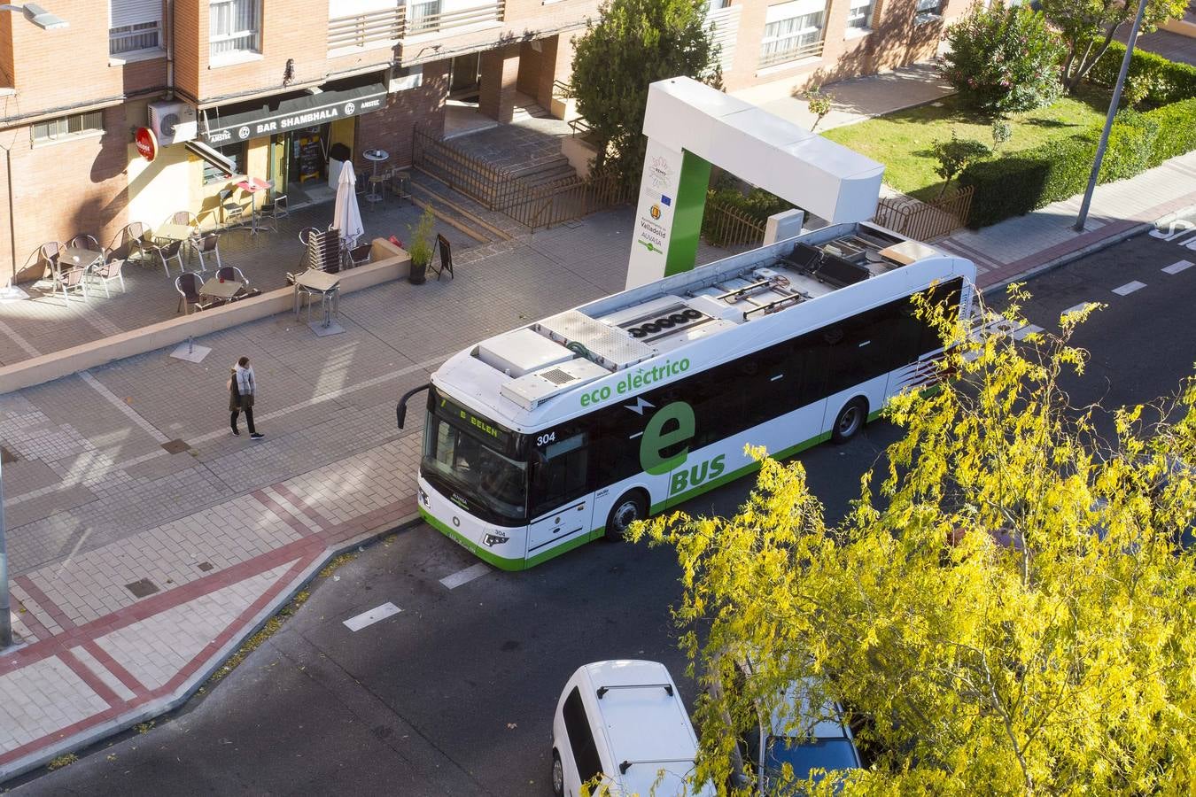 El alcalde ha presentado la infraestructura de recarga ultrarrápida de las baterías de los cinco autobuses híbridos, mediante pantógrafos invertidos ubicados en los extremos de la línea 7