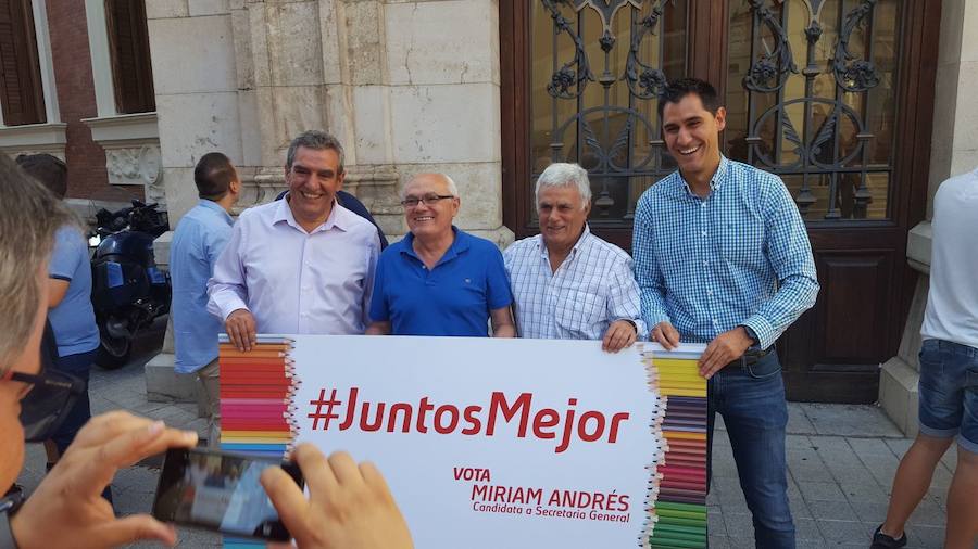 Antonio Villarrubia, a la derecha, con su padre y sus compañeros de despacho e históricos dirigentes socialistas Eusebio Santos y José Luis Varillas.