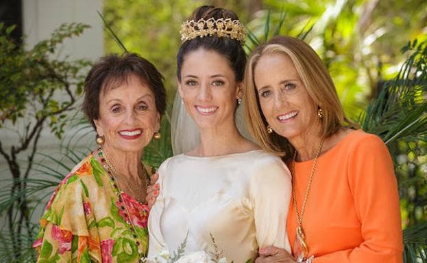 Pilar posa con su abuela Anita y su madre, Marta.