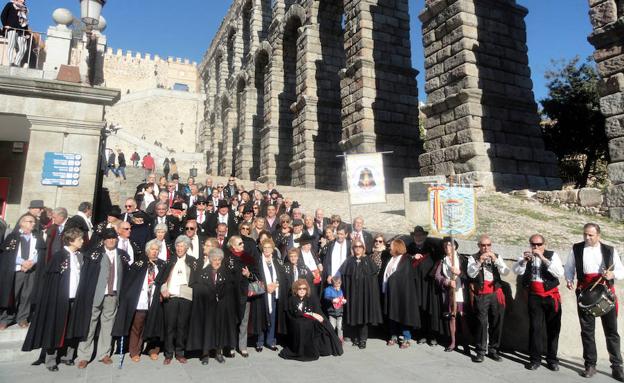 Imagen de grupo de los capistas en la plaza del Azoguejo.