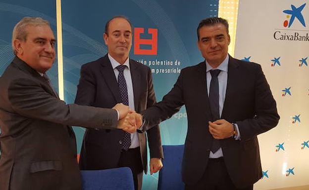 Miguel Ángel Rodrigo, José Ignacio Carrasco y Miguel Óscar Rivas, tras firmar el acuerdo.