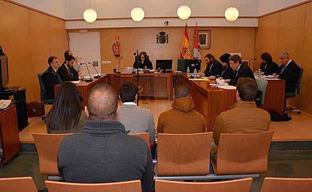 La causa contra uno de los acusados ha quedado archivada