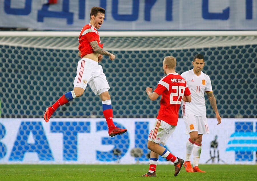 La selección española empató ante Rusia (3-3) en el amistoso disputado en la ciudad de San Petersburgo. Jordi Alba abrió la lata de cabeza y Sergio Ramos anotó dos polémicas penas máximas para los de Lopetegui. Aleksey Miranchuk y Smolov, en dos ocasiones, dieron el empate a los locales.