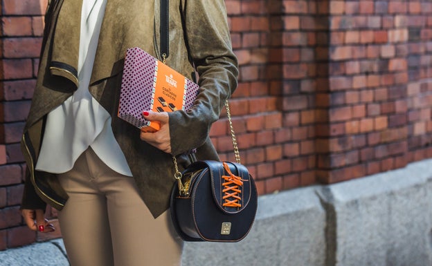 El bolso Trapa by Maya Hansen y una caja de bombones de la empresa chocolatera. 