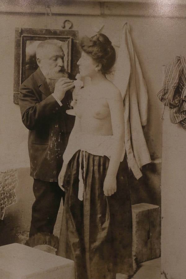 Acoge una exposición fotográfica con imágenes procedentes de los fondos del Museo Rodin (París) y materiales del taller de vaciados del antiguo Museo Nacional de Reproducciones Artísticas