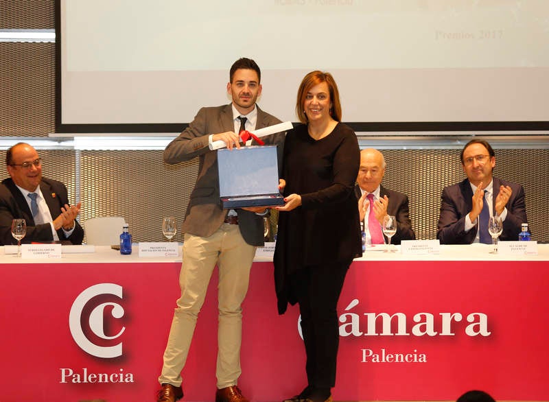 El presidente de la entidad, Vicente Villagrá, destaca el compromiso de los premiados en la creación de empleo