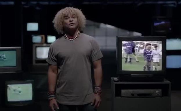 Valderrama, en un momento del vídeo promovido por la revista 'Libero'.