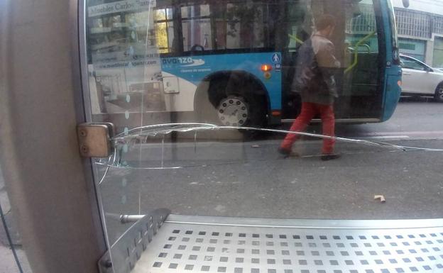 Marquesina rota en una parada de Padre Claret.