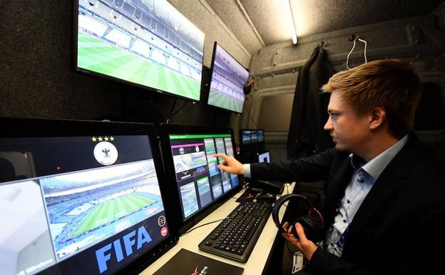 Un técnico muestra el sistema de videoarbitraje VAR. 