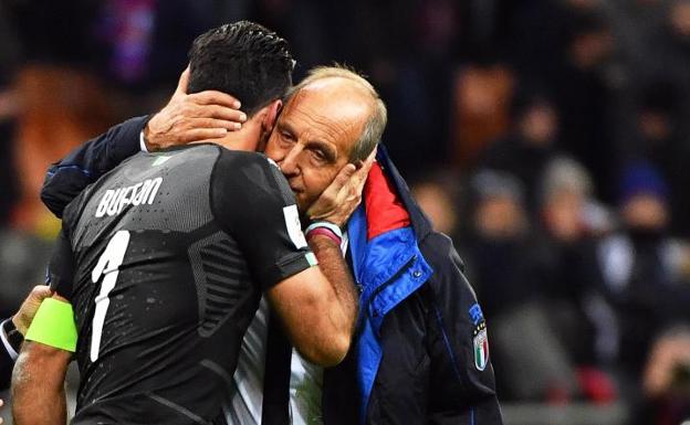 Gian Piero Ventura se abraza a Buffon tras la eliminación de Italia. 