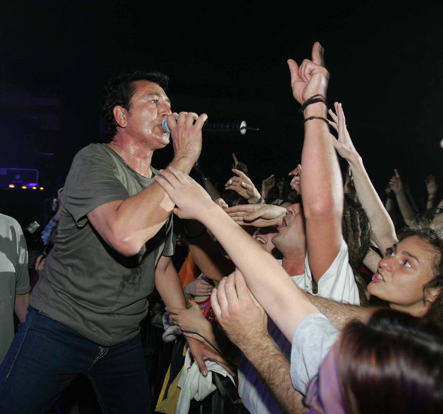 El ex Último de la Fila, durante su concierto en Huerta del Rey en octubre de 2004.