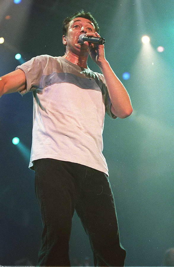 Manolo García, durante el concierto que ofreció en el Polideportivo Pisuerga en septiembre de 2001.