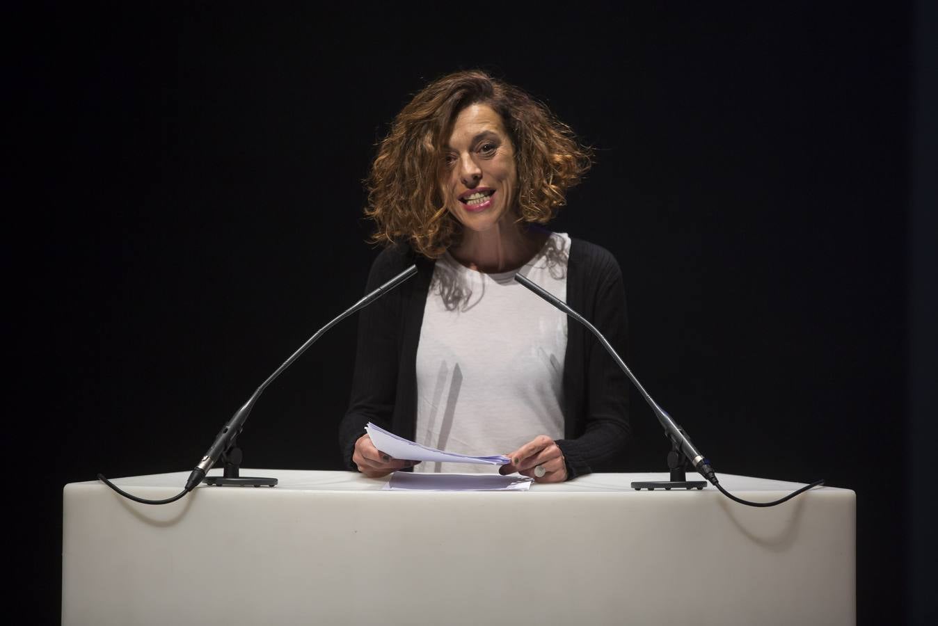 Por un escenario repleto de pares de zapatos fueron desfilando, una por una, las voces que dieron vida a los poemas publicados en este segundo número.