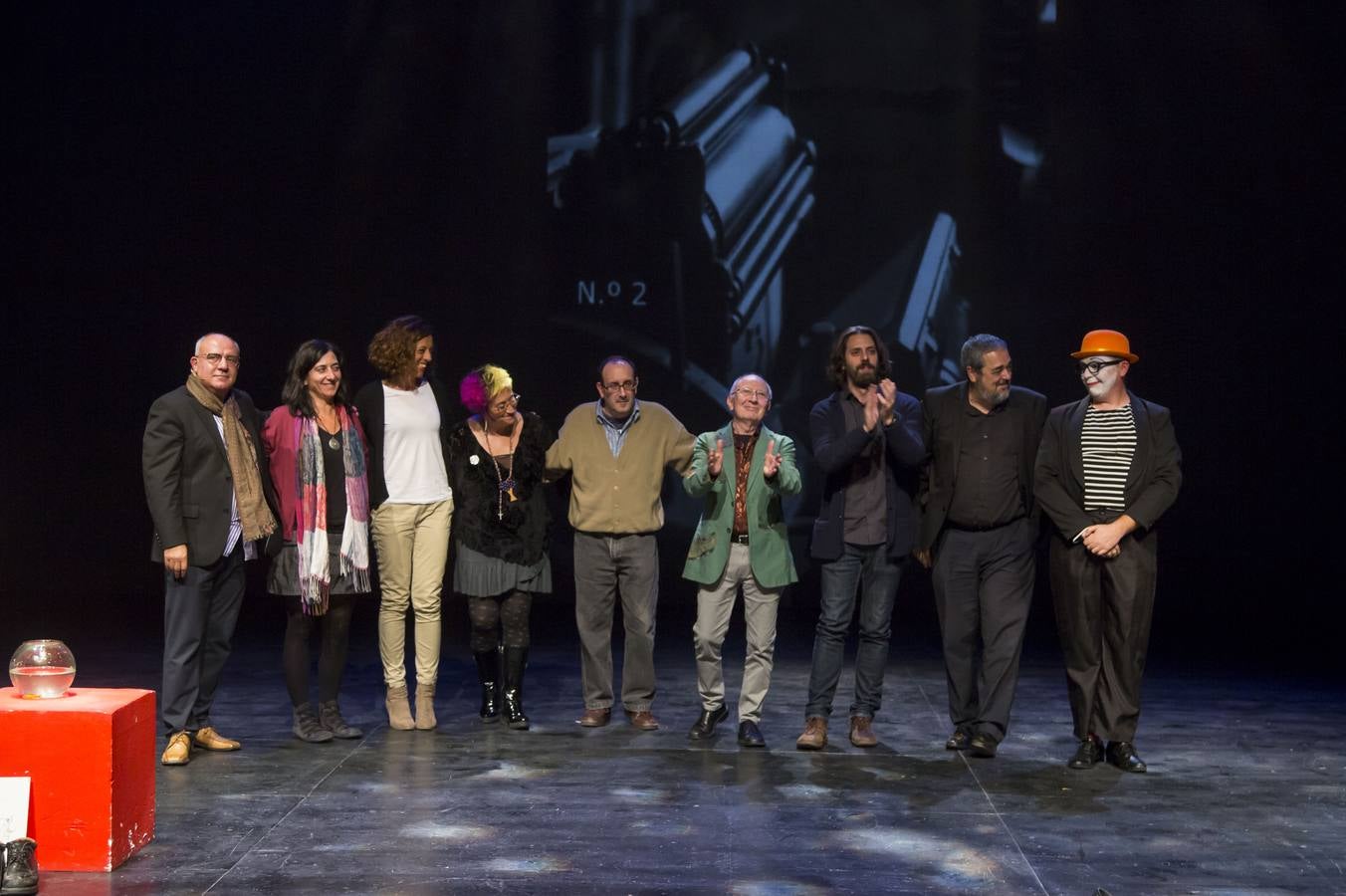 Por un escenario repleto de pares de zapatos fueron desfilando, una por una, las voces que dieron vida a los poemas publicados en este segundo número