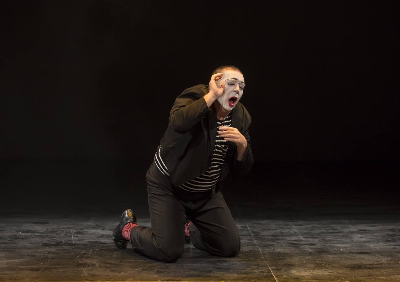 Por un escenario repleto de pares de zapatos fueron desfilando, una por una, las voces que dieron vida a los poemas publicados en este segundo número