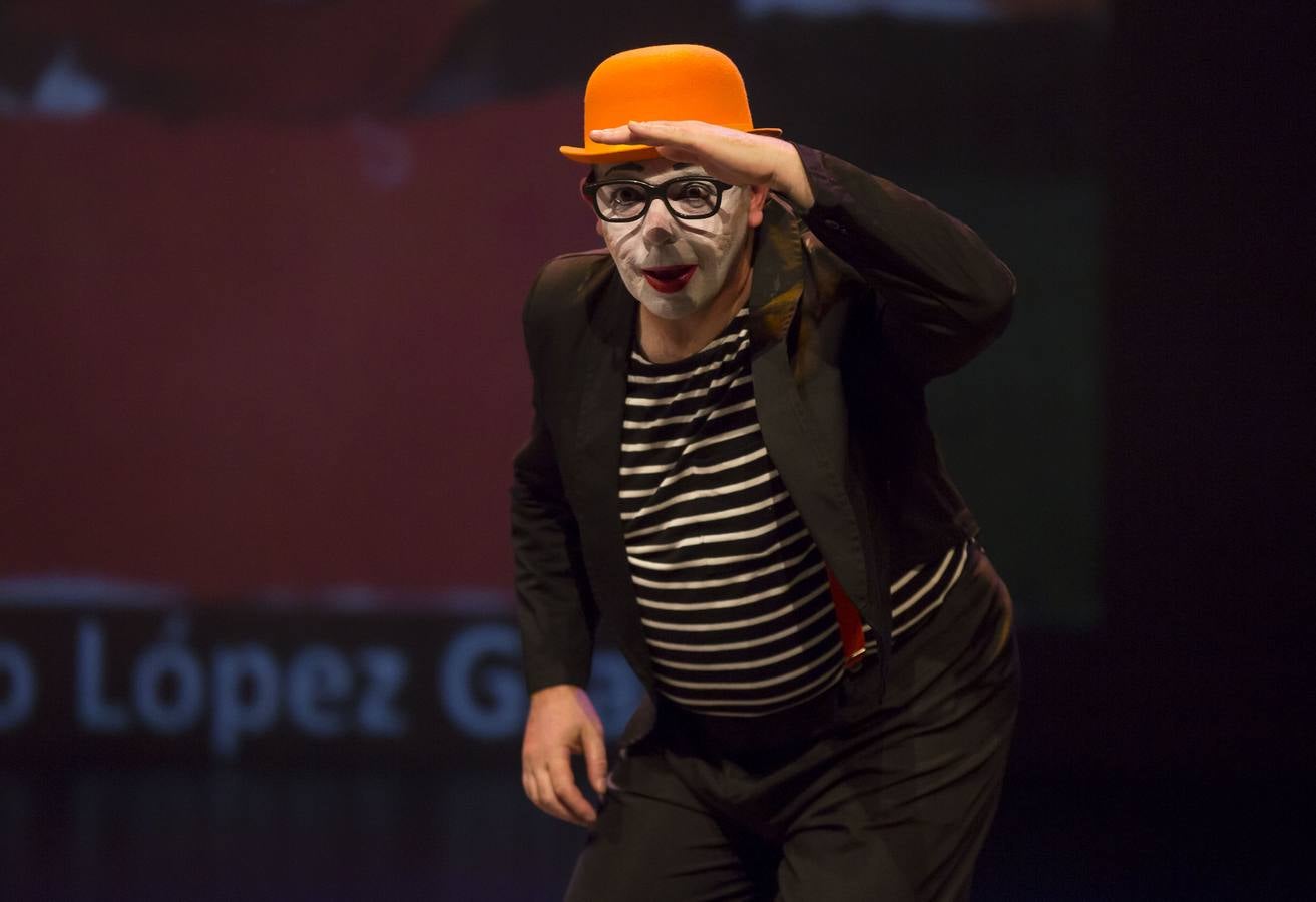 Por un escenario repleto de pares de zapatos fueron desfilando, una por una, las voces que dieron vida a los poemas publicados en este segundo número