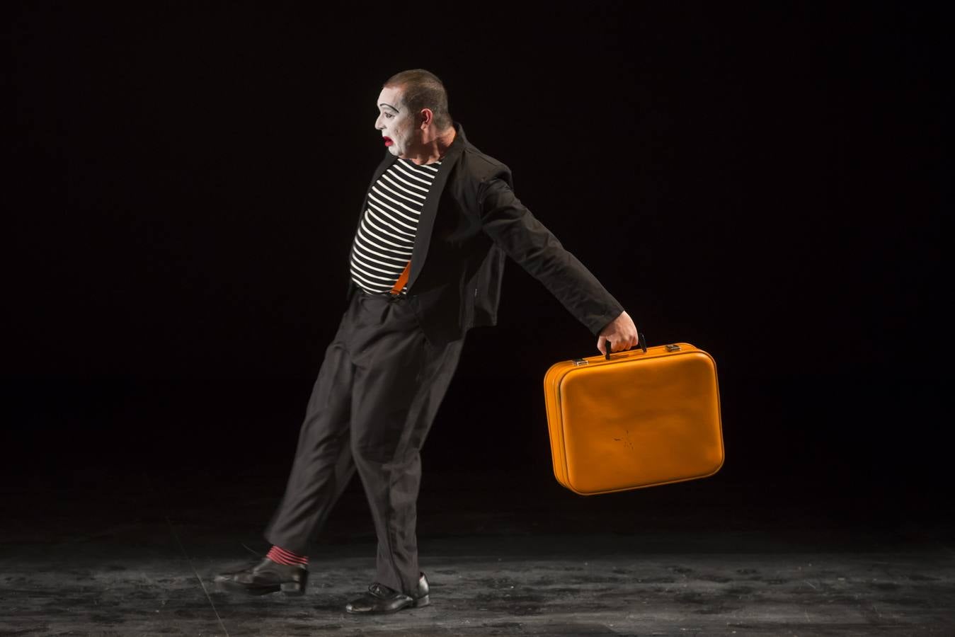 Por un escenario repleto de pares de zapatos fueron desfilando, una por una, las voces que dieron vida a los poemas publicados en este segundo número