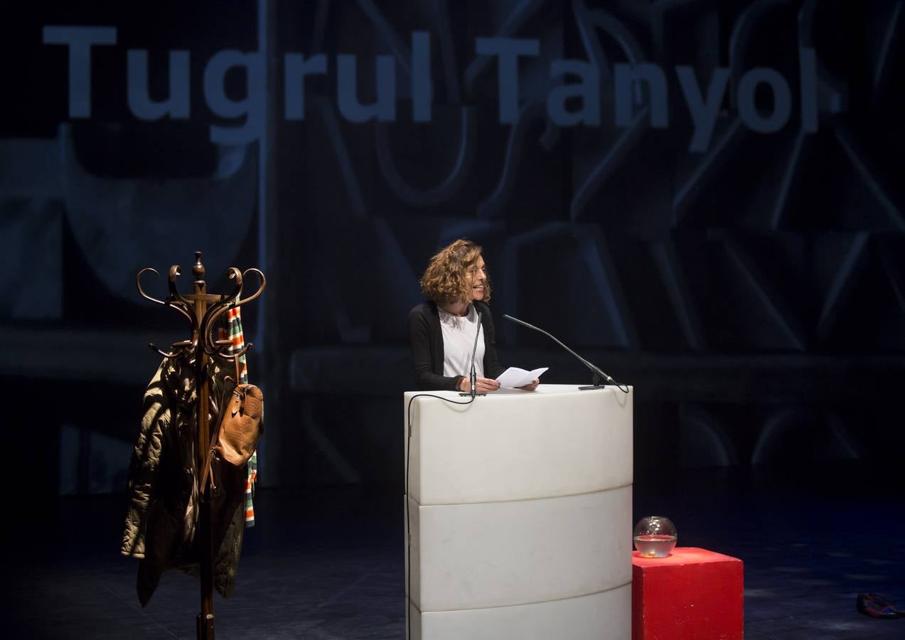 Por un escenario repleto de pares de zapatos fueron desfilando, una por una, las voces que dieron vida a los poemas publicados en este segundo número