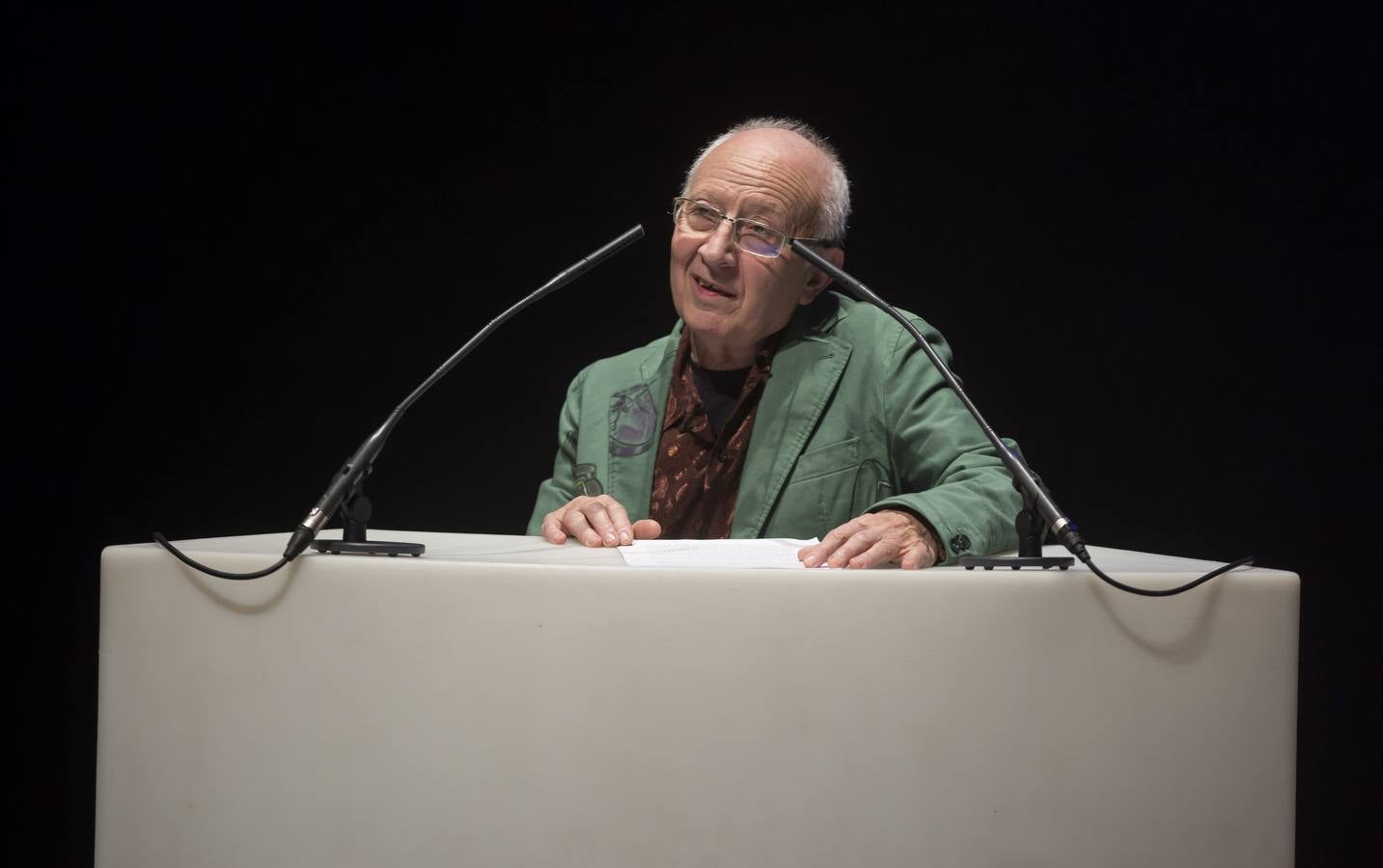 Por un escenario repleto de pares de zapatos fueron desfilando, una por una, las voces que dieron vida a los poemas publicados en este segundo número