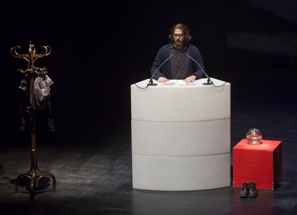 Por un escenario repleto de pares de zapatos fueron desfilando, una por una, las voces que dieron vida a los poemas publicados en este segundo número